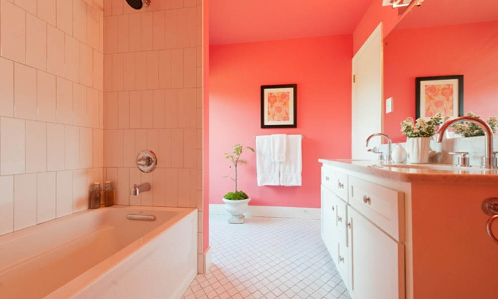 CÓMO USAR EL ROJO CORAL EN EL CUARTO DE BAÑO CÓMO USAR EL ROJO CORAL EN EL CUARTO DE BAÑO