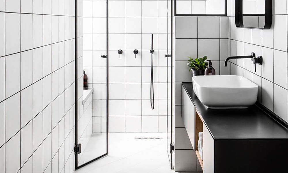 El cuarto de baño en un pequeño estudio El cuarto de baño en un pequeño estudio